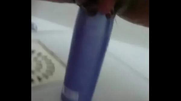 Beste Stuffing the shampoo into the pussy and the growing clitoris clips Video's