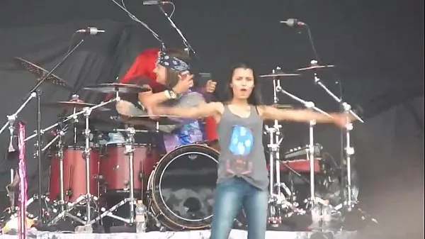 Girl mostrando peitões no Monster of Rock 2015 Video klip terbaik