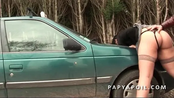 Meilleurs Papy baise une grosse coquine avec un pote qui la sodomise sur la voiture clips vidéos