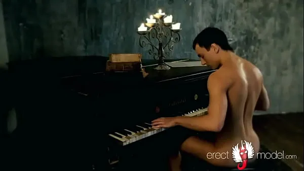 Melhores Jovem gostoso com pau ereto e belas tiras de bumbum nu tocando piano clipes de vídeos