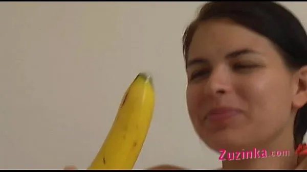 I migliori video di clip How-to: Giovane ragazza bruna insegna usando una banana