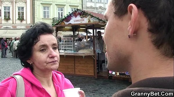 I migliori video di clip Il vecchio turista della nonna viene raccolto e fregato