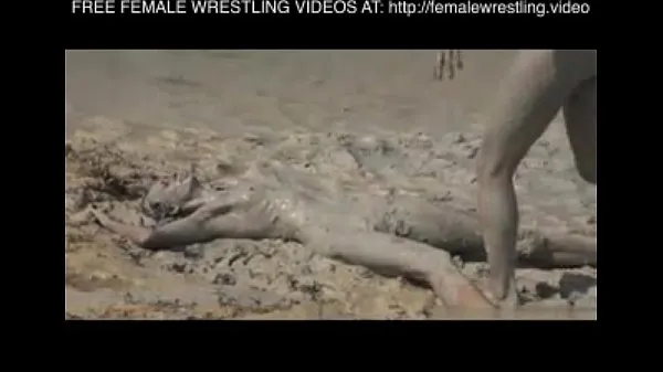 最好的Girls wrestling in the mud片段视频