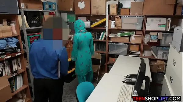 Meilleurs un voleur de magasin attrape et par un agent de securite corrompu dans son arriere bureau clips vidéos