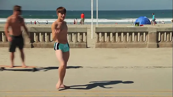 Los mejores Twink bailando en la playa con speedo bulge / Nuevo traje de baño bailando en la playa vídeos cortos