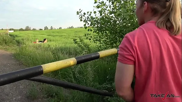 Los mejores Nena tomando el sol convencida por un tipo feo de follarlo en todas partes vídeos cortos