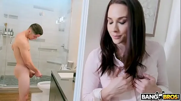 Los mejores BANGBROS - La madrastra Chanel Preston pilla a su hijo masturbándose en el baño vídeos cortos