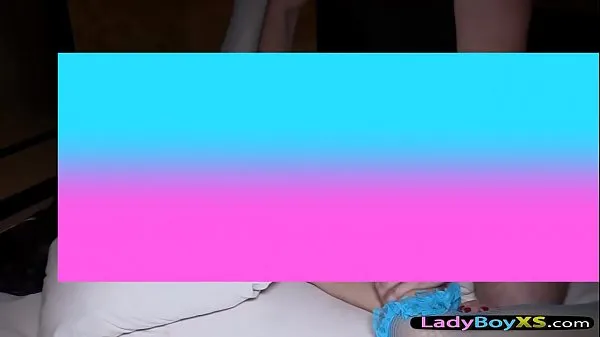 Meilleurs Ladyboy asiatique maigre et mignon se fait baiser à cru clips vidéos