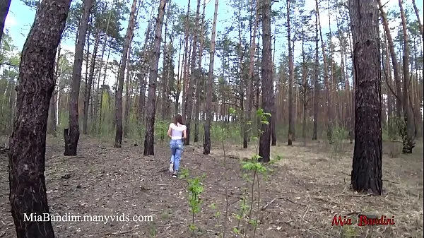 Los mejores Follada pública al aire libre para Mia en forma en el bosque. Mía Bandini vídeos cortos