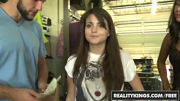 أفضل Cute teen (Cara Swank) and her friend share a dick for a lil cash - Reality Kings مقاطع فيديو