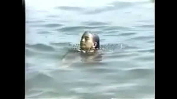 सर्वोत्तम A gypsy takes a topless bath क्लिप वीडियो