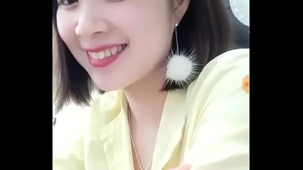 Najlepšie Dang Quang Watch's sister deliberately revealed her breasts klipy Videá