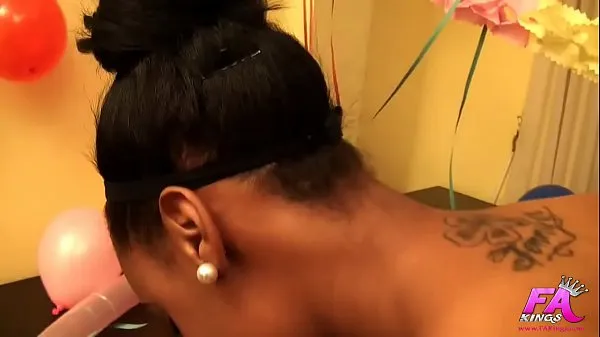 Beste Ebony Petite Teen feiert ihren 18. Geburtstag mit zwei Schwänzen für sichClips-Videos