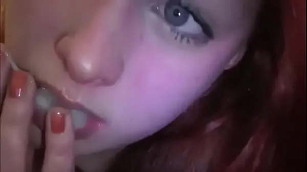 Najboljši Married redhead playing with cum in her mouth posnetki Video posnetki