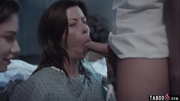 Najboljši Huge boobs troubled MILF in a 3some with hospital staff posnetki Video posnetki