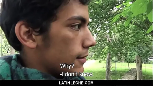 Los mejores LatinLeche - Lindo chico latino recibe un creampie en el culo por un semental colgado vídeos cortos