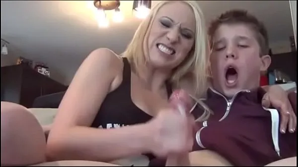 Lucky being jacked off by hot blondes Klip Video terbaik