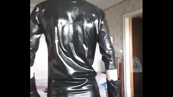 En iyi Guy in black leather leggins and latex shirt klip Videosu