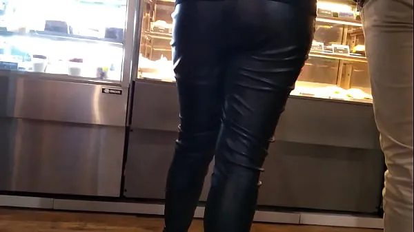 Meilleurs Jeune femme en pantalon de cuir sexy debout dans l'aire de restauration du centre commercial clips vidéos