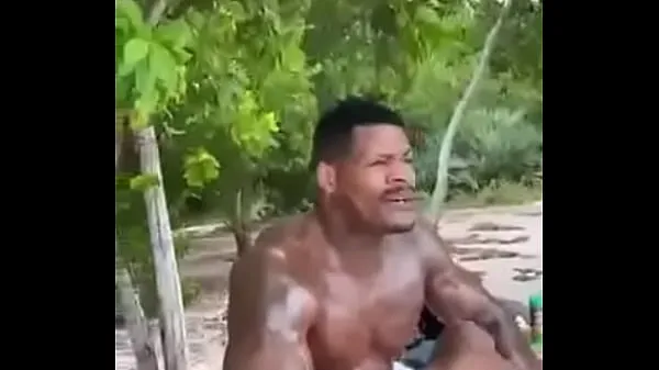 Los mejores Negro dotado musculoso en la playa / Negao dotado musculoso na praia vídeos cortos