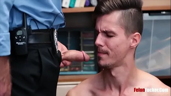 Meilleurs Super Straight Bro suce un flic gay pour sortir d'une situation délicate clips vidéos