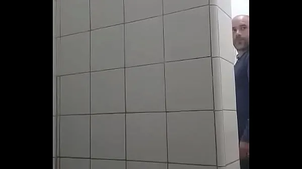 Meilleurs Mon ami me montre sa bite dans la salle de bain clips vidéos