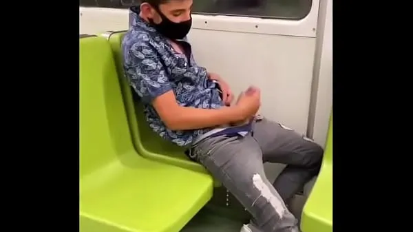 I migliori video di clip Uomo mascherato che si masturba in metropolitana