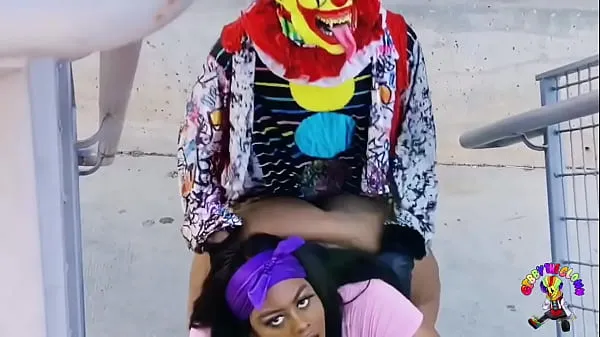 Los mejores Juicy Tee es follada por Gibby The Clown en una concurrida autopista durante la hora punta vídeos cortos