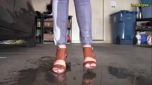 Meilleurs Désespérée de faire pipi, les filles ne vont pas aux toilettes et ne font pas pipi dans leur jean et leur culotte mouillant 2020 clips vidéos