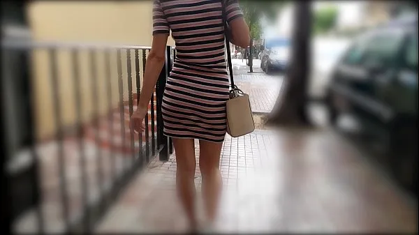 Melhores Mulher gostosa andando em vestido apertado balançando o espólio sexy clipes de vídeos