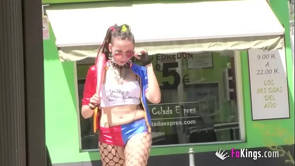 Meilleurs La cosplayeuse de Harley Quinn ramasse et souffle des mecs dans la rue clips vidéos