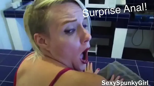 Melhores Eu fodo a bunda dela sem aviso: surpresa anal enquanto ela limpa a cozinha clipes de vídeos