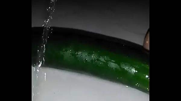 Melhores Ela se masturba com um pepino até terminar clipes de vídeos