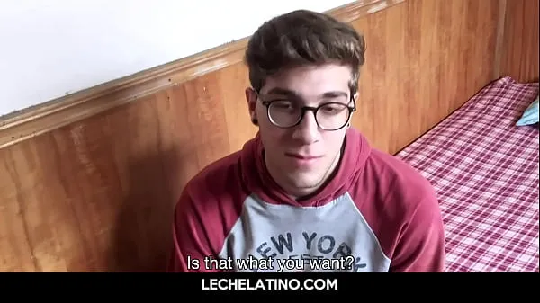 I migliori video di clip Nerd latino si fa masturbare un grosso cazzo dalla mano oleosa