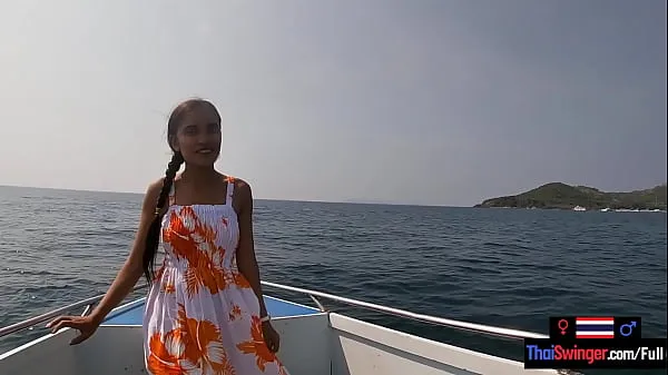 Meilleurs Loué un bateau pour une journée et couché dessus avec sa petite amie asiatique clips vidéos