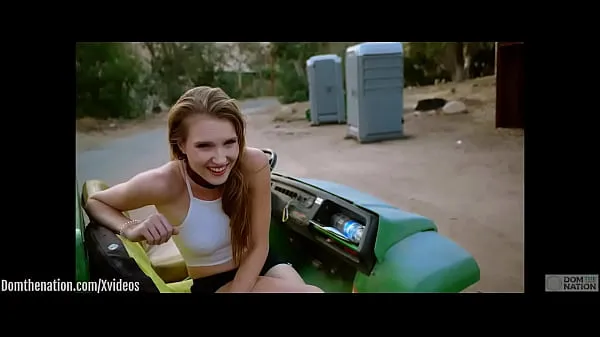 I migliori video di clip La bellissima masochista sottomessa Ashley Lane viene legata nei canyon e si nutre di piscio mentre il sole tramonta