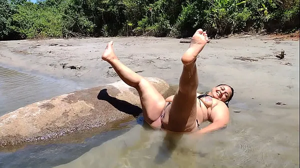 Meilleurs Married Mary showing off on the beach in Ubatuba-SP clips vidéos