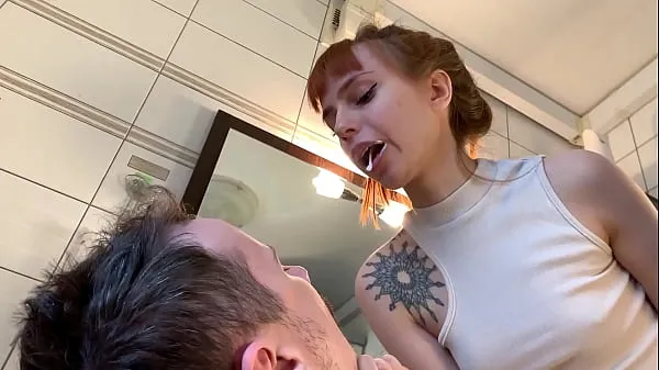 Meilleurs Fille dominante maigre en culotte se brosse les dents et utilise son mec soumis comme un esclave crachoir pour cracher l'humiliation femdom clips vidéos