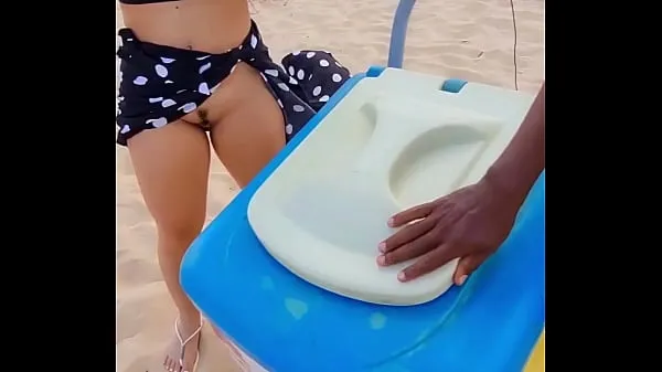 I migliori video di clip La coppia è andata in spiaggia pronta con il venditore di ghiaccioli João Pessoa Luana Kazaki