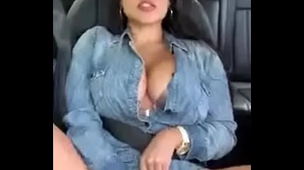 Beste Vollbusige Frau masturbiert im AutoClips-Videos