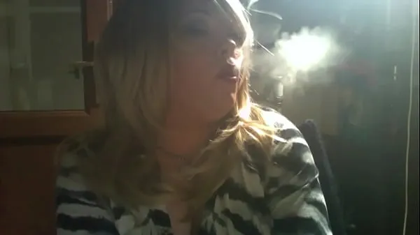 Los mejores BBW Domme Tina Snua Smoking A 120 Cigarette Close Up vídeos cortos