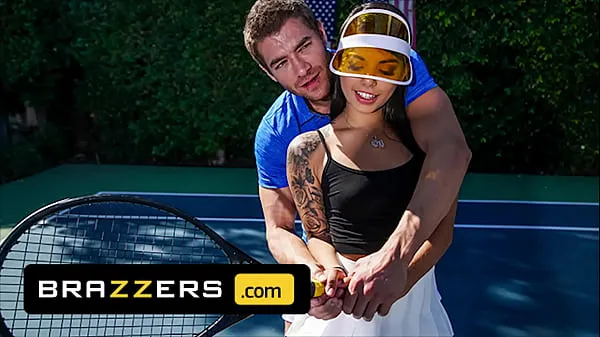 Beste Xander Corvus) Massages (Gina Valentinas) Foot To Ease Her Pain They End Up Fucking - Brazzers klipp videoer
