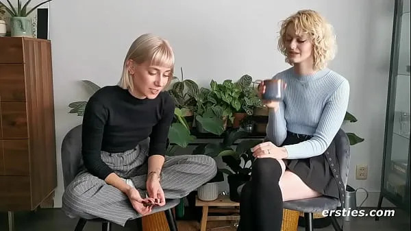 Meilleurs Des blondes excitées s'amusent avec la baguette magique clips vidéos