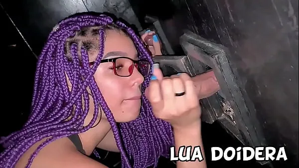 En iyi Novinha casada Lua Doidera na cabine da festa de swing chupando varios homens escolheu um pra comer ela e acabou toda gozada klip Videosu