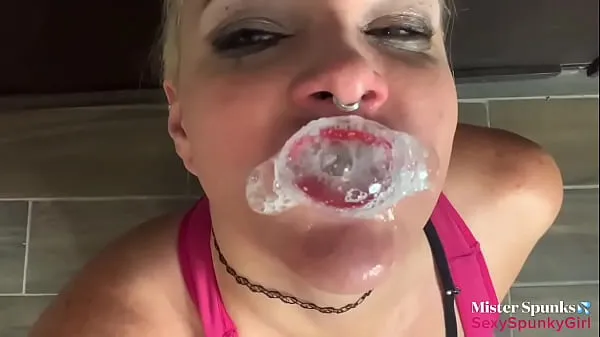 Bästa Playing With Cum in Her Mouth Before Swallowing klippen Videoklipp