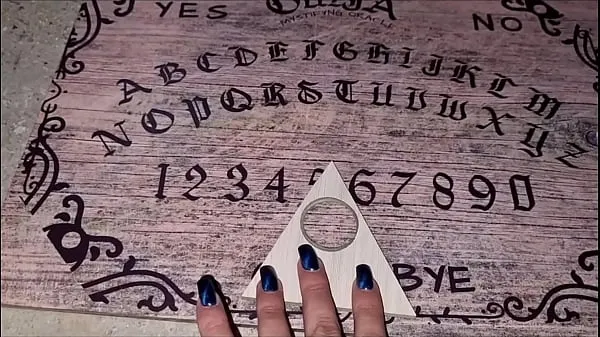 I migliori video di clip Martina va in una casa abbandonata per suonare l'OUIJA e finisce con un cazzo in bocca