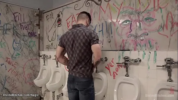 Meilleurs Dominatrice pegging man dans les toilettes publiques clips vidéos