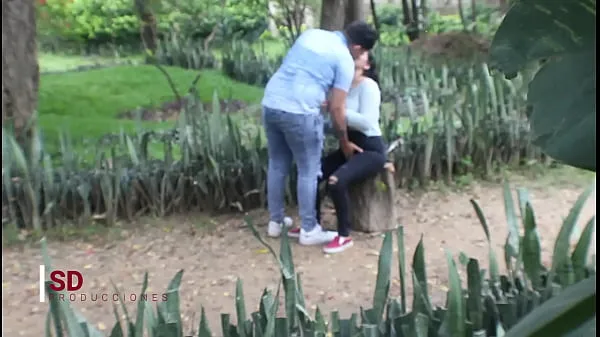 SPYING ON A COUPLE IN THE PUBLIC PARK Video klip terbaik