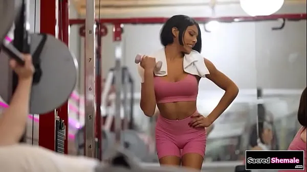 Los mejores La tgirl latina Lola Morena seduce a un chico en un gimnasio y él la lame por el culo. La trans de grandes tetas está a pelo y luego chupa su gran polla. Luego es escariada analmente vídeos cortos