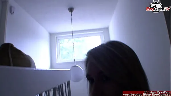 Meilleurs Fille blonde maigre catchy le mec regarde un porno et offre sa chatte clips vidéos